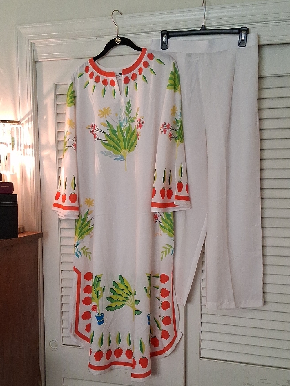 NWOT - Blackbeads White Floral Tunic Set with Green & Coral Print